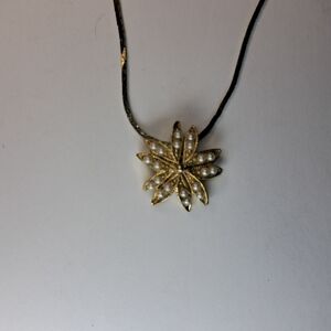 Dainty Floral Starburst Flower Necklace (Goldtone)